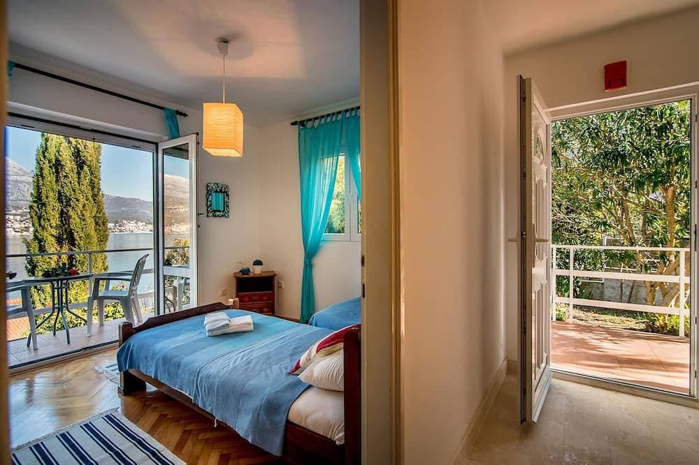 Foto 9 von 30: Luxu-Ferienhaus an der Küste mit privatem Anlegeplatz, Njivice, Montenegro