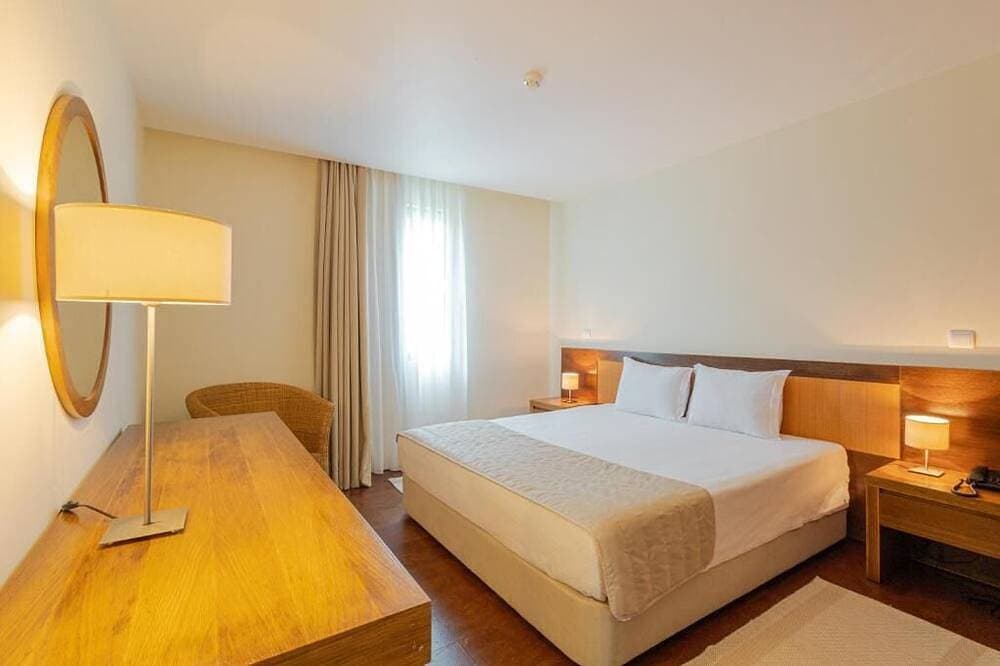 Foto 2 von 30: Relaxing Island Getaway in Santa Cruz w/ Ocean Views, Outdoor Pool & Gym Access