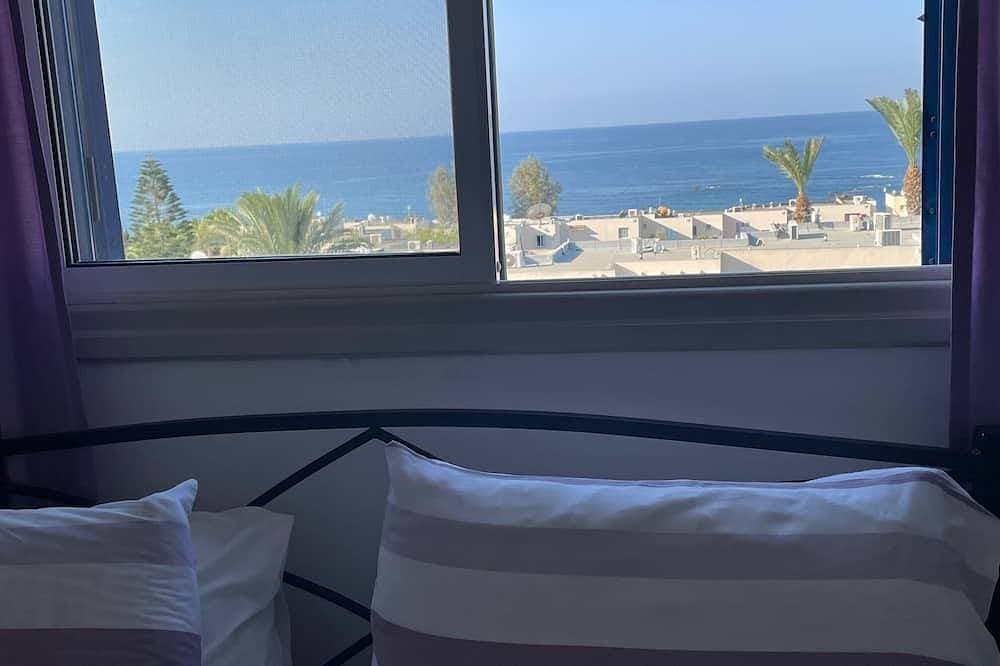 Foto 6 von 24: Perfekt gelegen Stadthaus im Herzen von Coral Bay, Pool und Meerblick