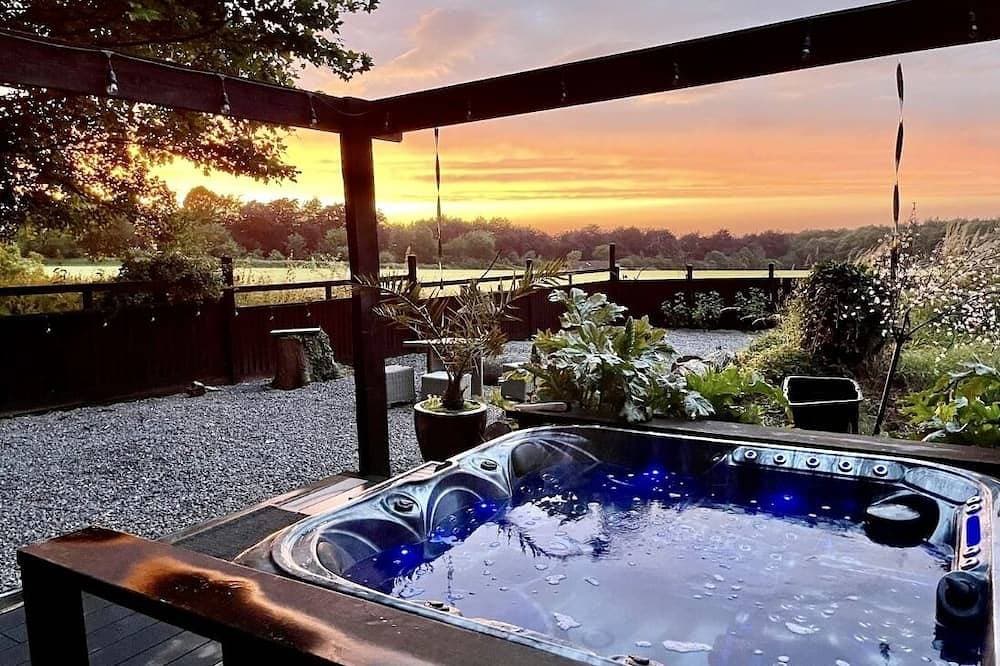 Luxury Lodge close to Clifton Suspension Bridge, hot tub. Sleeps 2 people. 1