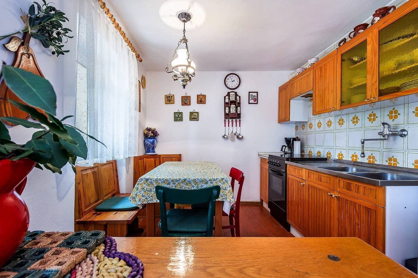 Foto 4 von 21: Komfortables Ferienhaus mit Palmen, Weinreben und Liegestühlen im Garten