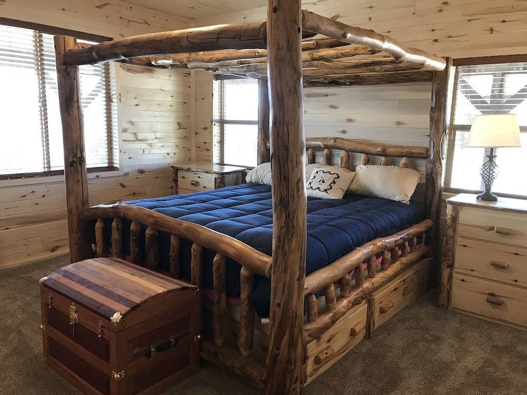 Foto 13 von 37: Cozy Cabin with wrap around porch