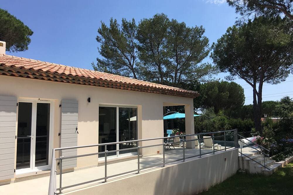 Foto 13 von 30: Air-conditioned detached villa with secure/heated swimming pool and large garden