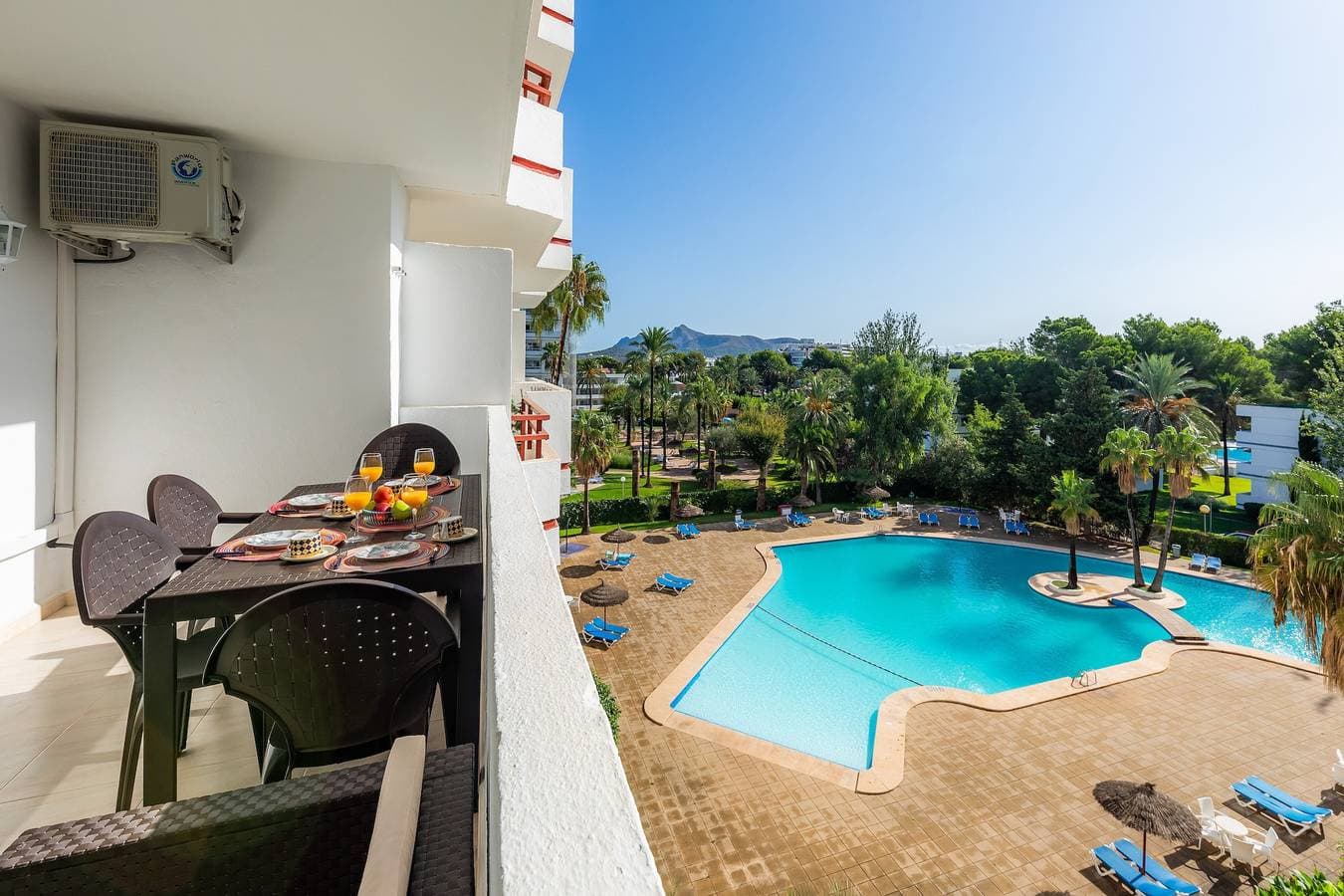 Foto 3 von 34: Ferienwohnung „Alcudia Sea“ mit großem Balkon, Poolblick und WLAN (Home Office)