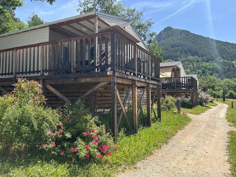 Foto 13 von 34: Camping White Rock - Chalet 4 personen - Vanille (Bergblick) 2 Zimmer