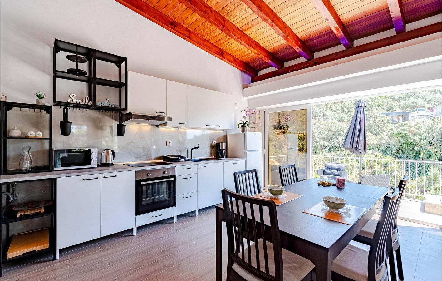 Foto 12 von 41: Seaside Retreat: Gemütliche Ferienwohnung mit Terrasse, Küche und kostenlosem Parkplatz