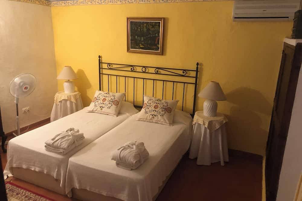 Foto 3 von 21: Exklusive Finca mit Swimmingpool und Tennisplatz, mit Bergblick