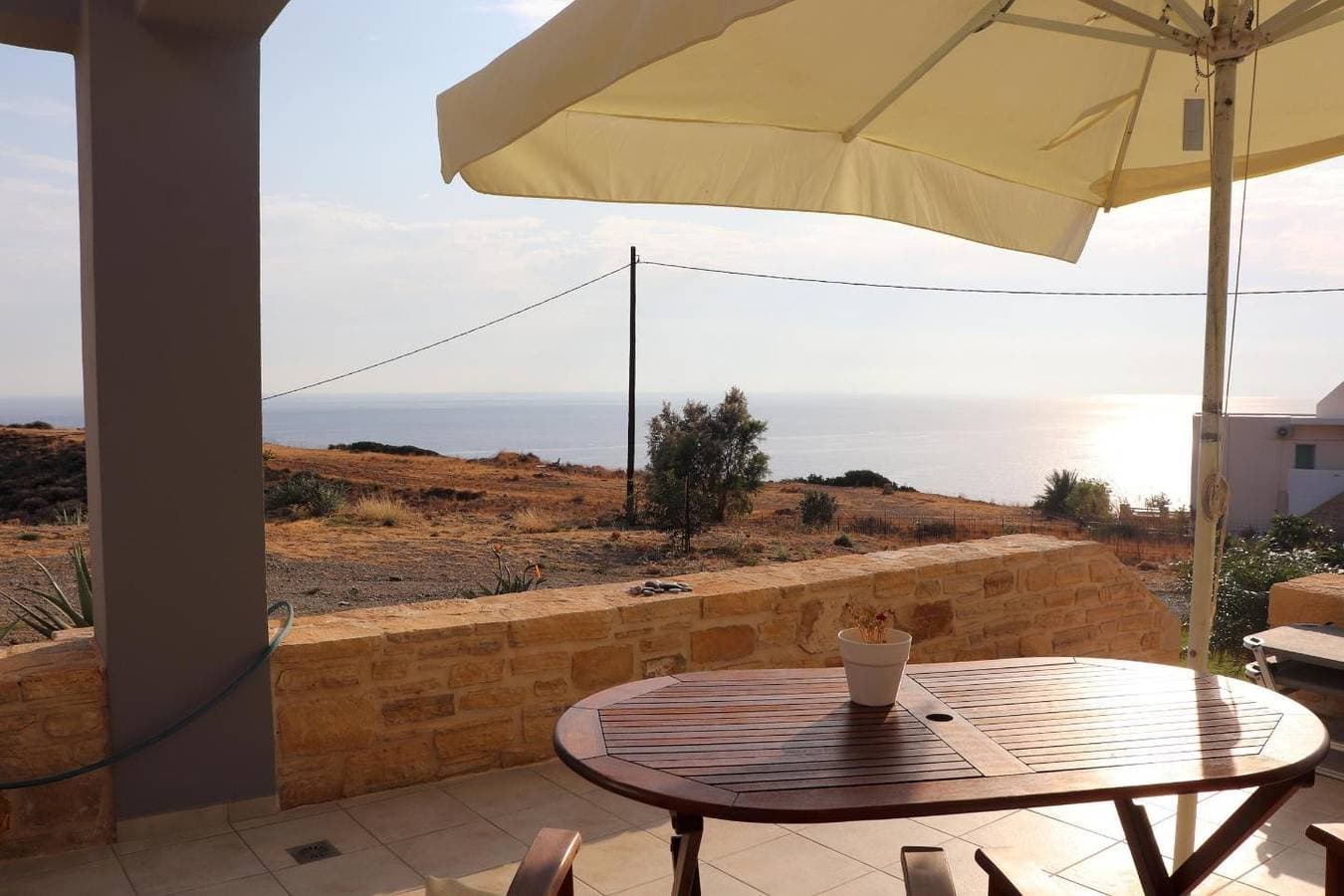 Foto 8 von 41: Weiter Blick auf Landschaft und Meer, Pool, 4 Pers. | Ferienhaus Triopetra, Kreta
