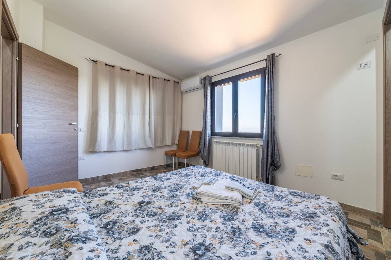 Foto 12 von 30: Zimmer 'Camera - Pisicinirgas' mit Bergblick, WLAN und Klimaanlage