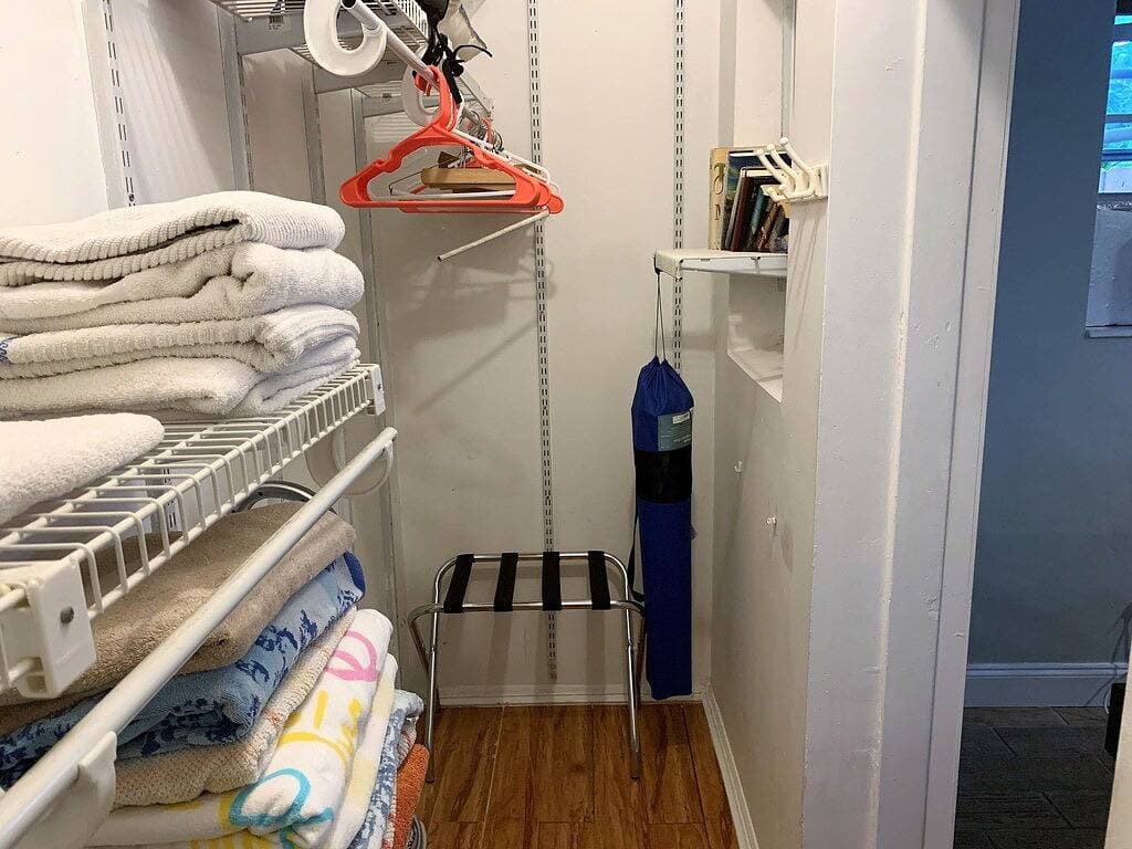Foto 2 von 19: Ein sauberes, modernes Apartment mit Pool in einem sicheren Viertel von Fort Lauderdale.
