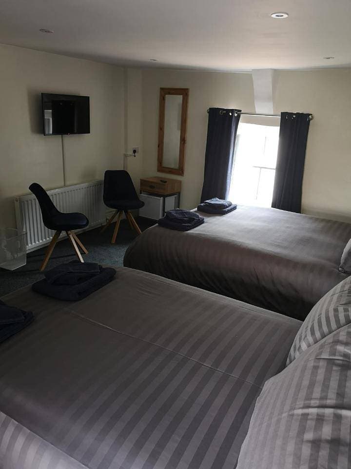 Foto 6 von 6: Family Room with Private Bathroom