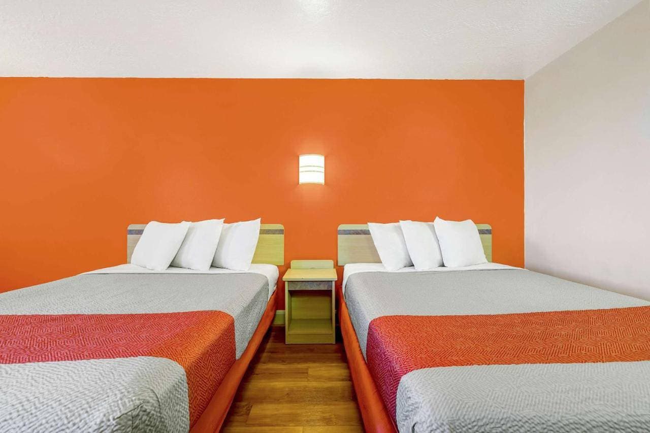 Foto 7 von 9: Queen Room with Two Queen Beds - Smoking