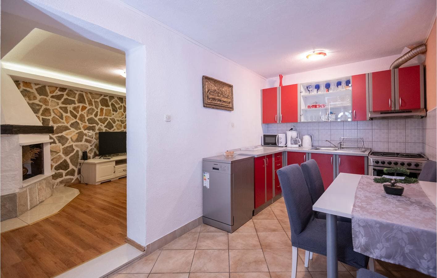 Foto 5 von 29: Gemütliche Ferienwohnung mit Terrasse, WLAN und Parkplatz in der Nähe der Küste von Makarska