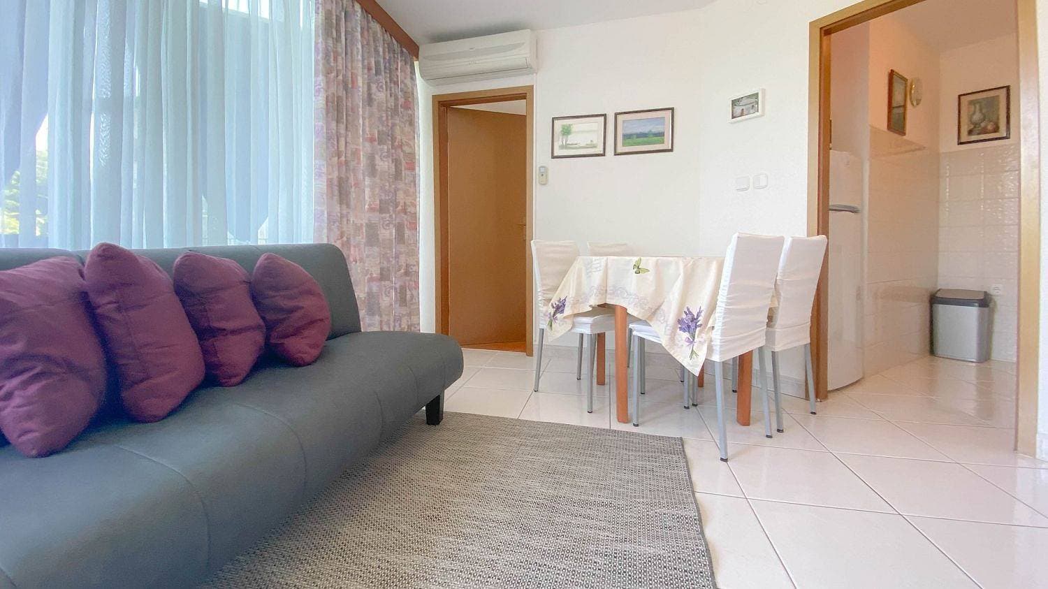 Foto 9 von 25: Charmantes Apartment nur 80 Meter bis zur blauen Adria mit privatem Balkon, Klima, WiFi