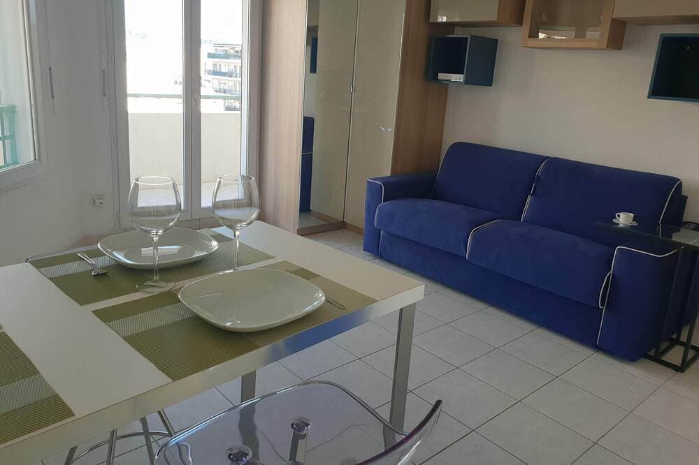 Foto 10 von 22: Elegantes, 30 m² großes Studio mit Aufzug und Terrasse, 30 m vom Meer entfernt, 7p AC / WLAN