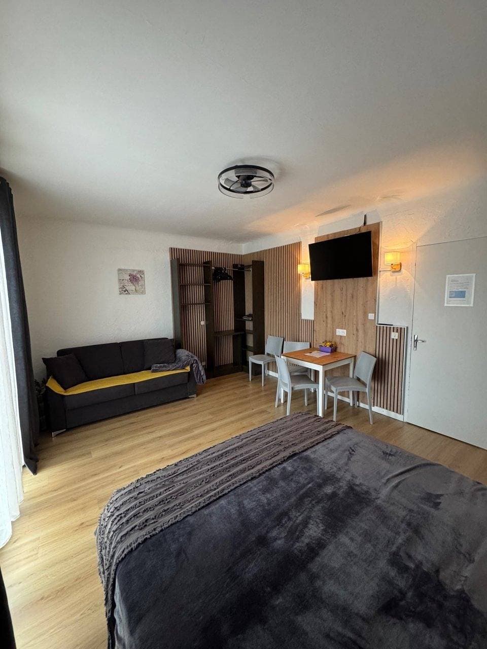 Foto 6 von 21: Superior-Vierbettzimmer mit Balkon(3)