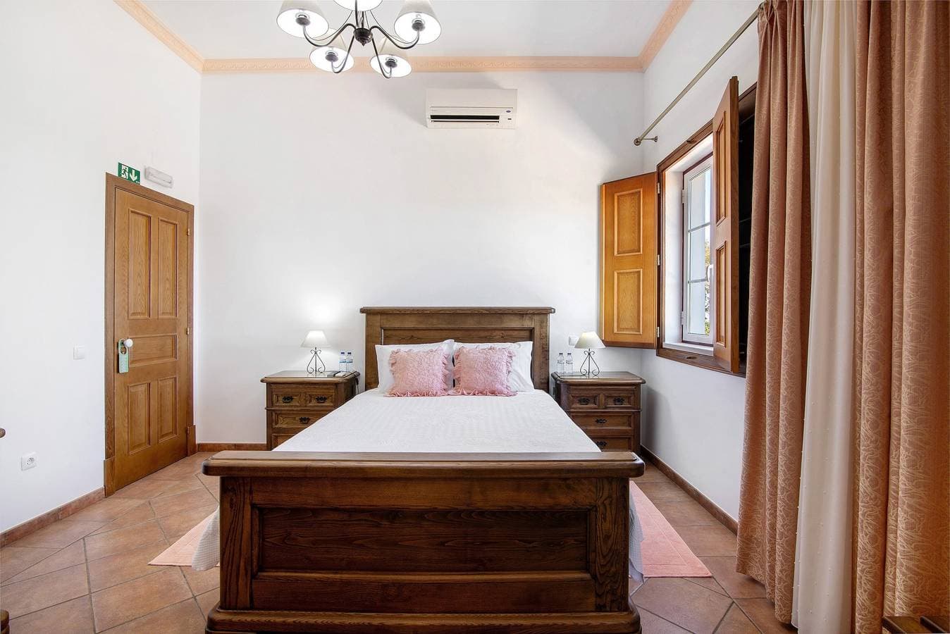 Foto 3 von 54: Zimmer 'Quarto Rosa - Blick aufs Land' mit Gemeinschaftspool, WLAN und Klimaanlage
