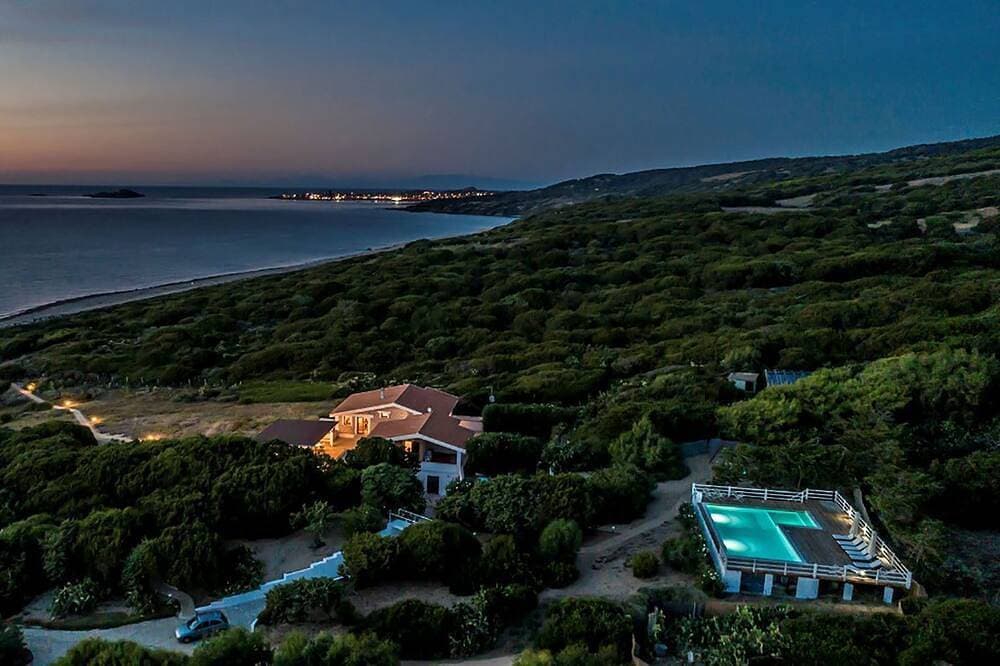 Foto 8 von 30: Villa Napius - Zugang zum privaten Strand an einem Sandstrand