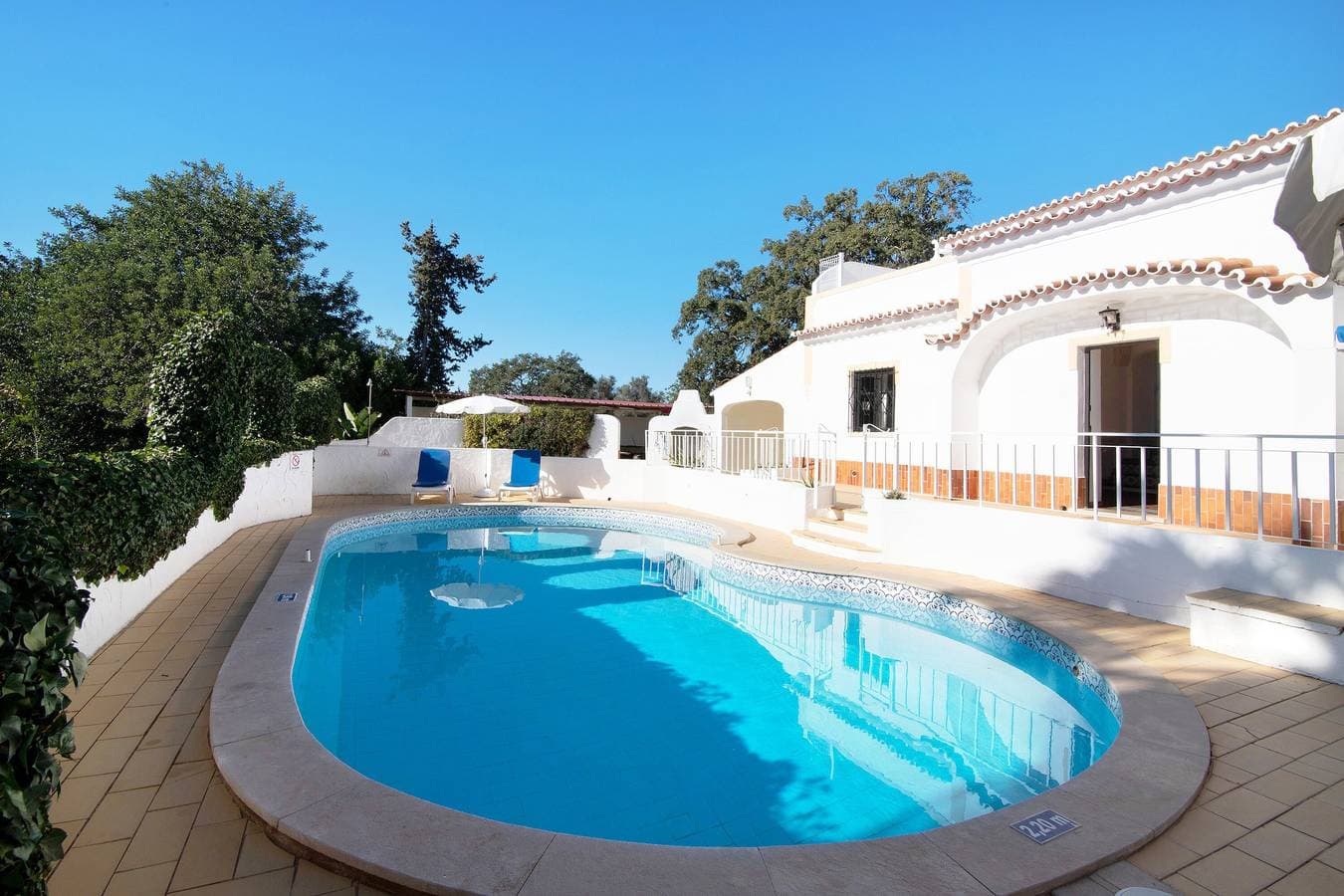 Foto 3 von 26: „Vila Caracol“ mit Pool, Tennisplatz, Klimaanlage & WLAN