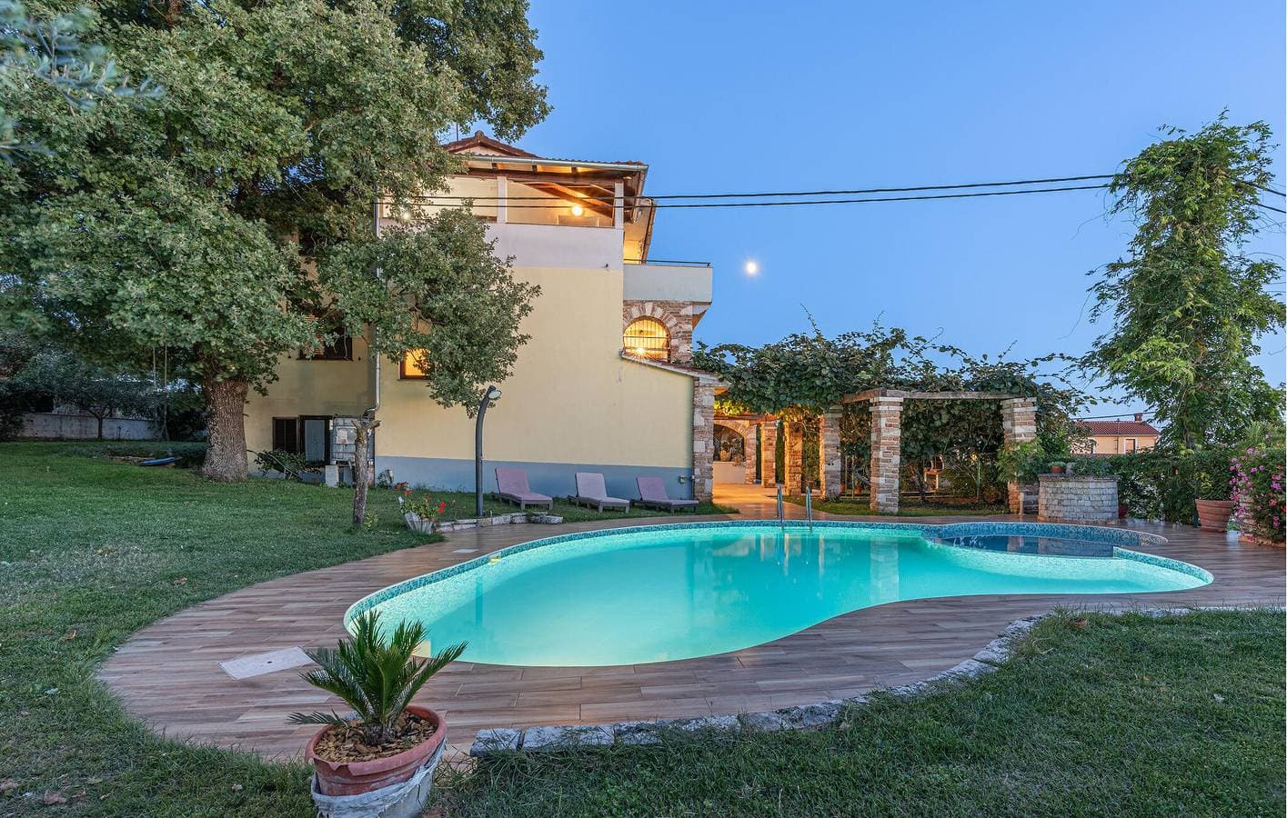 Foto 8 von 35: Gemütliche Unterkunft, 2 km von Tinjan entfernt: WLAN, Pool, Terrasse und Parkplätze!