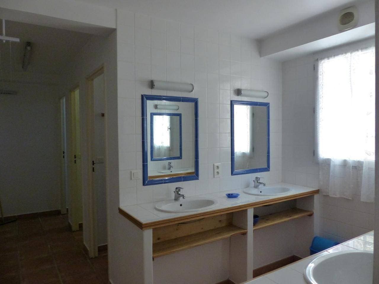 Foto 7 von 25: Economy Quadruple Room with Shared Bathroom