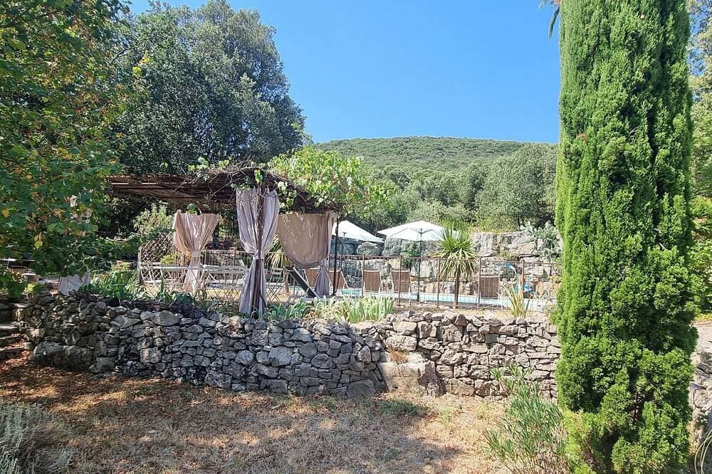 Foto 4 von 6: Vacation rental in a 19th-century farmhouse, exposed stone walls, pool, large wooded property