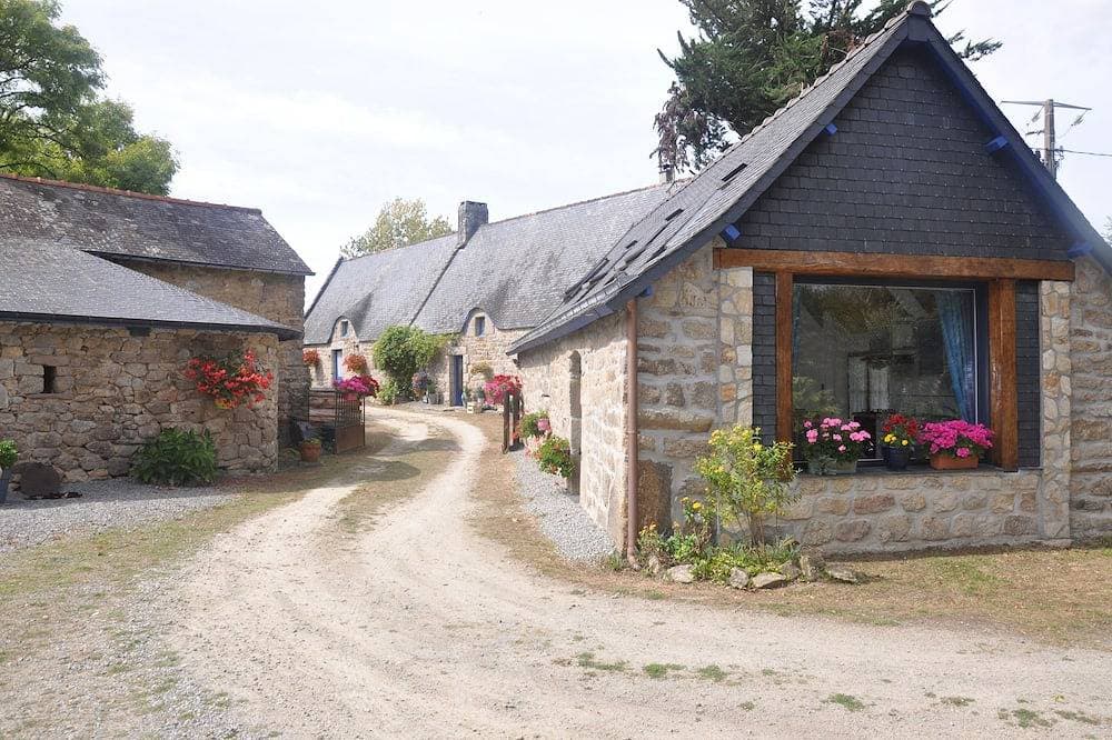 Le Bulot Small detached house with garden located in a quiet cul-de-sac 1