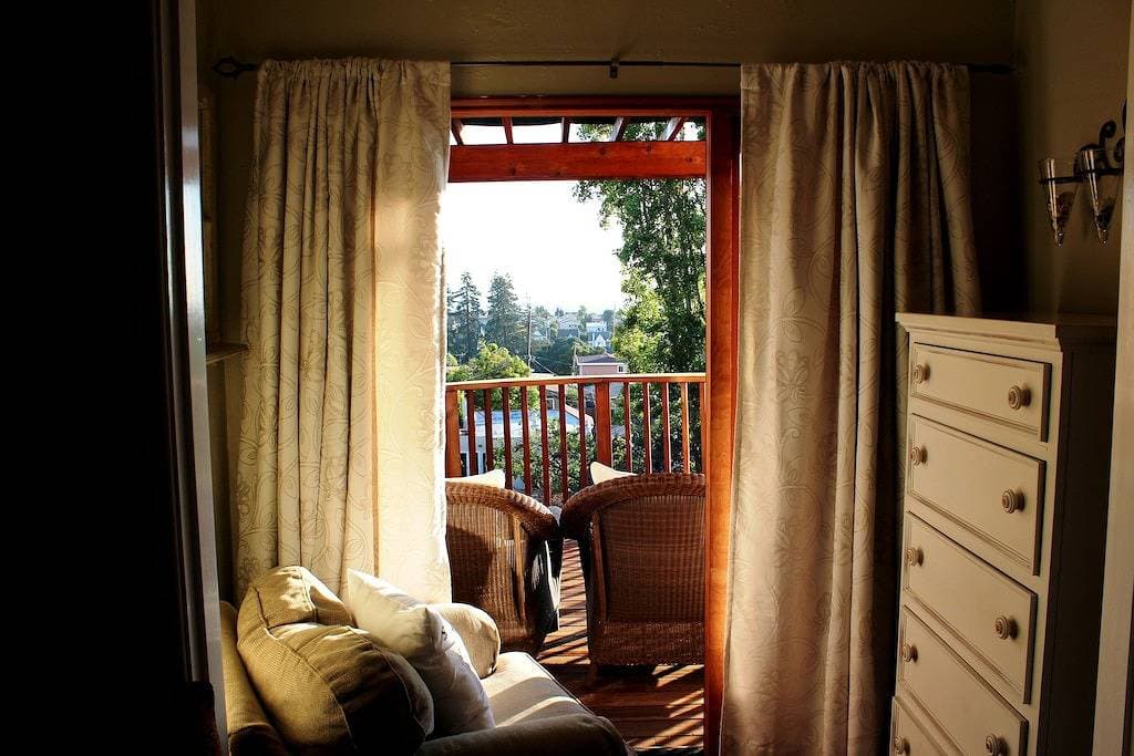 Foto 11 von 32: A peaceful, comfortable Oakland retreat with panoramic San Francisco Bay views