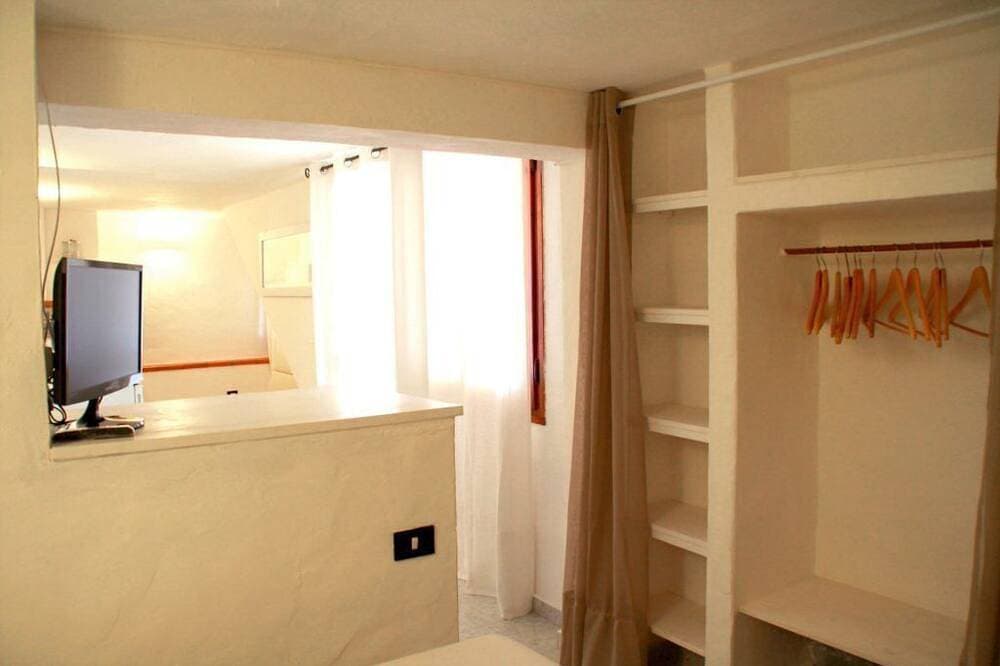 Foto 8 von 30: Studio Waterfront Cala Caterina, Villasimius, direct access to the beach, Wi-Fi