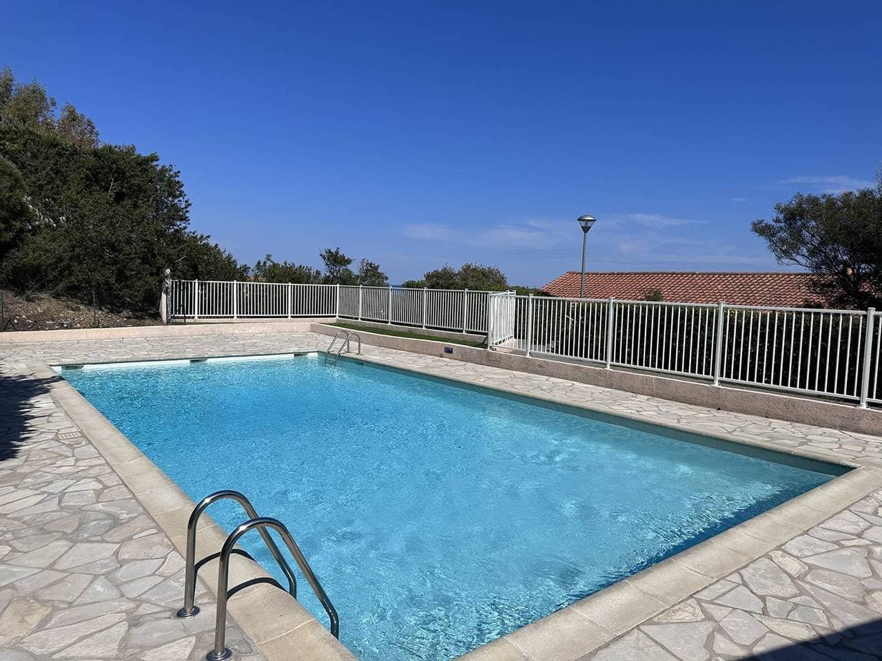 Foto 10 von 10: 2-Zimmer-Wohnung nahe dem Meer mit Pool und Parkplatz