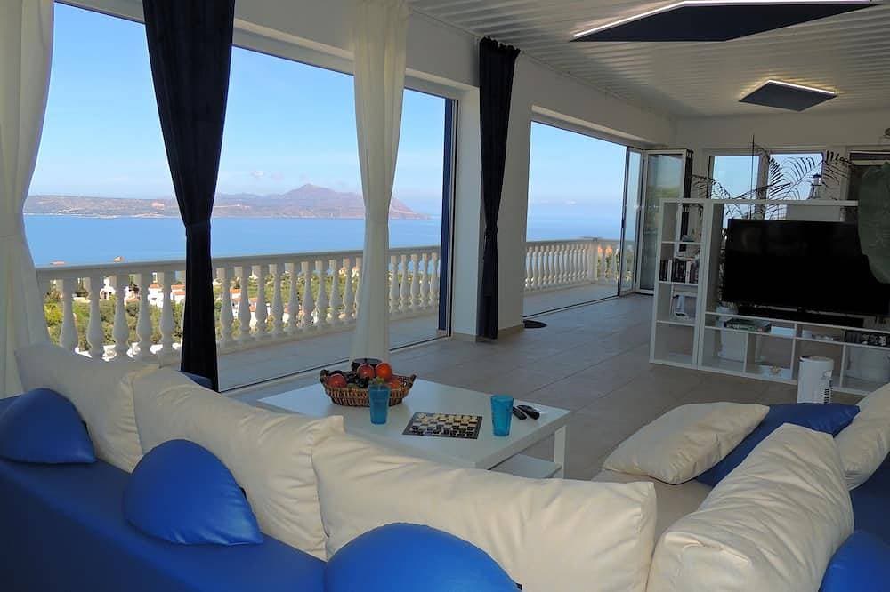 Foto 8 von 30: Amazing 14m infinity pool, outside dining & lounge area, sea views, & big garden