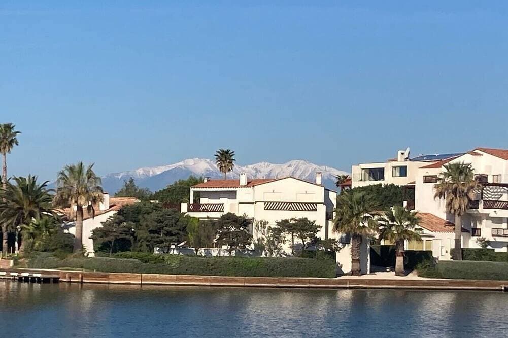 Overlooking a lagoon and 5 mins from superb beach 1