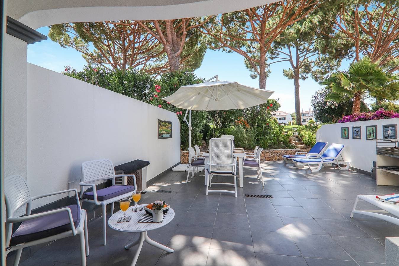 Foto 2 von 38: Ferienvilla "Villa Karon" mit Garten, Pool, gemeinsamem Tennisplatz, WLAN & Terrasse