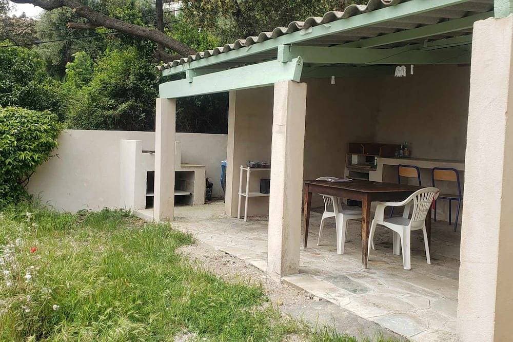 Apartment in villa on shady plot, near Bastia town center, parking. 1