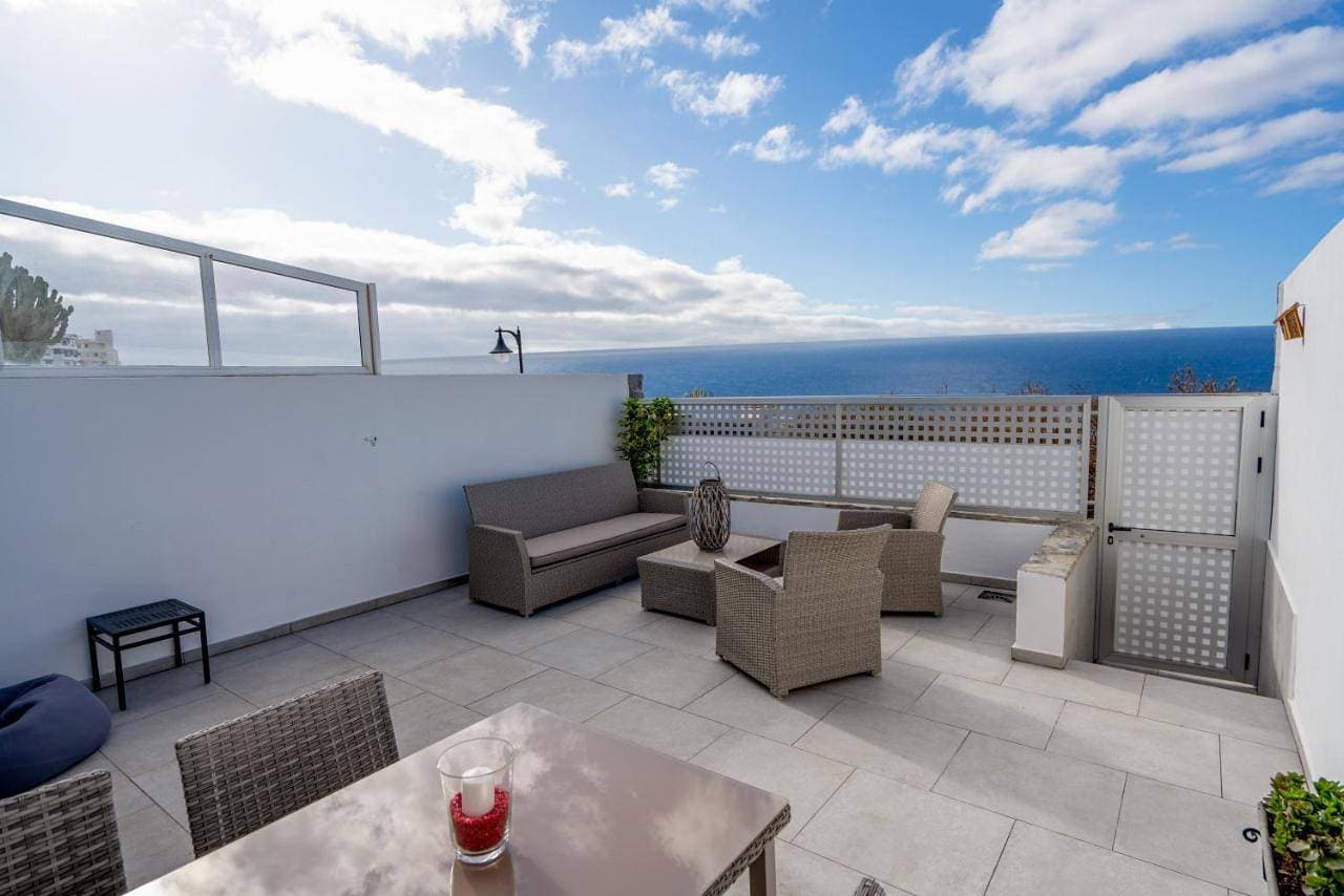 Luxurious apartment with large terrace and sea views 1