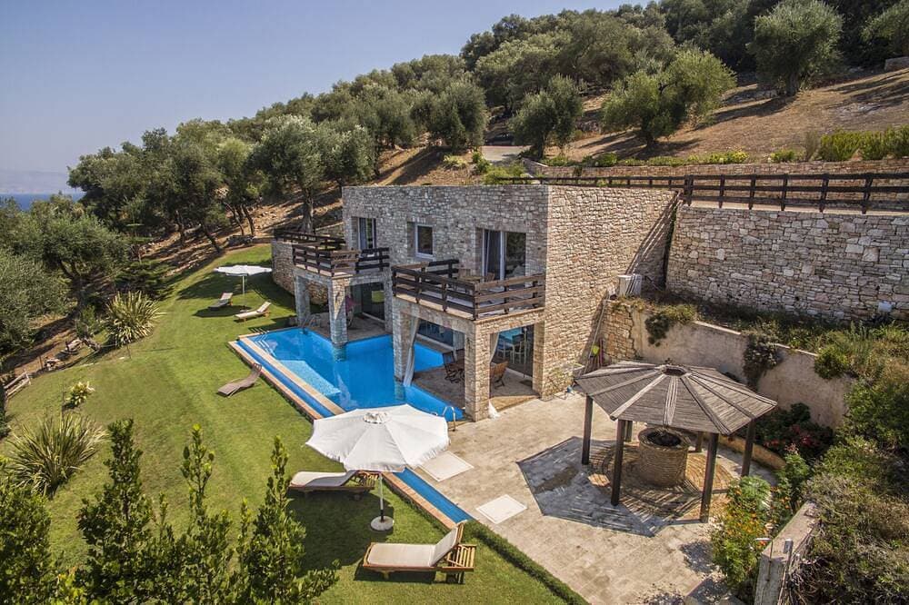 Verträumte Villa am Meer mit beheiztem Pool 1