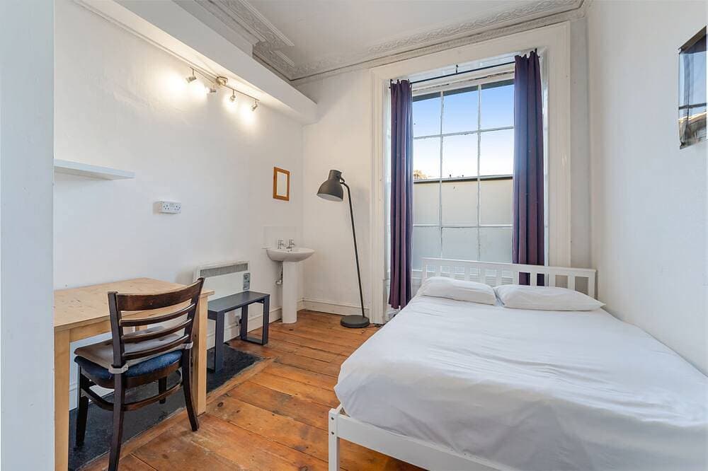 Foto 6 von 17: Budget-Studio-Gemeinsames Badezimmer