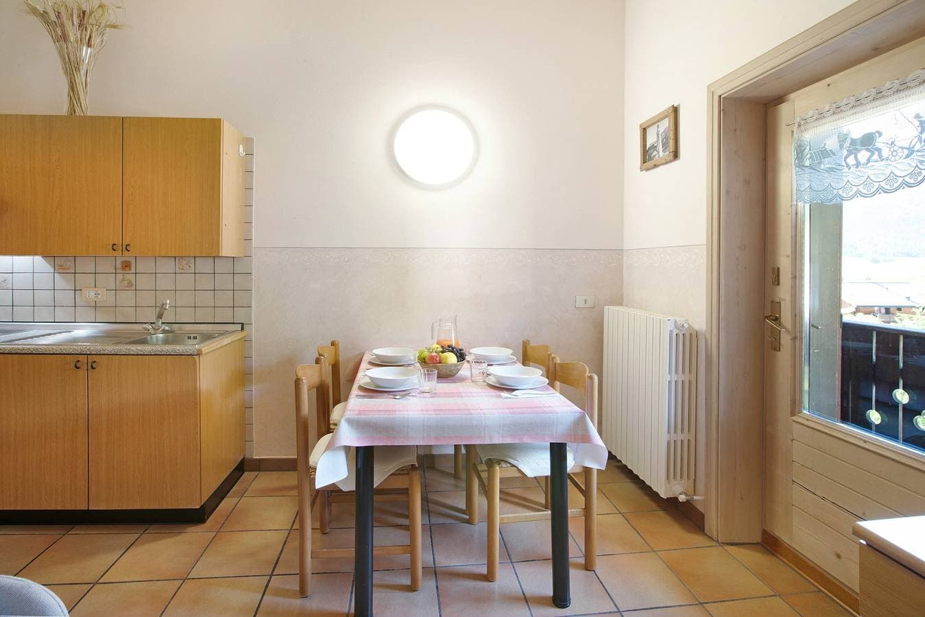 Foto 7 von 23: Ferienwohnung 'Appartamenti Lorenza 3 Baite Giotto' mit Bergblick, Gemeinschaftsgarten und WLAN