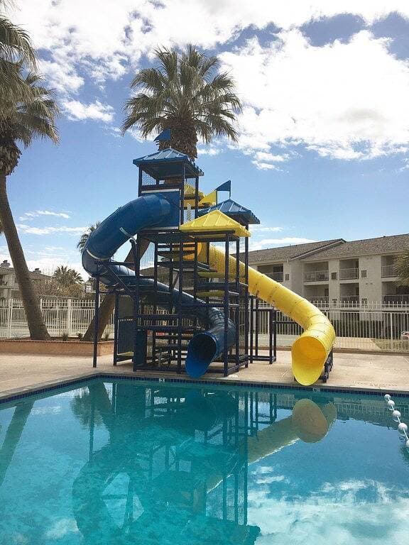 Foto 10 von 31: Extra großes 1 Schlafzimmer mit Zugang zu den Pools des Las Palmas Resort.