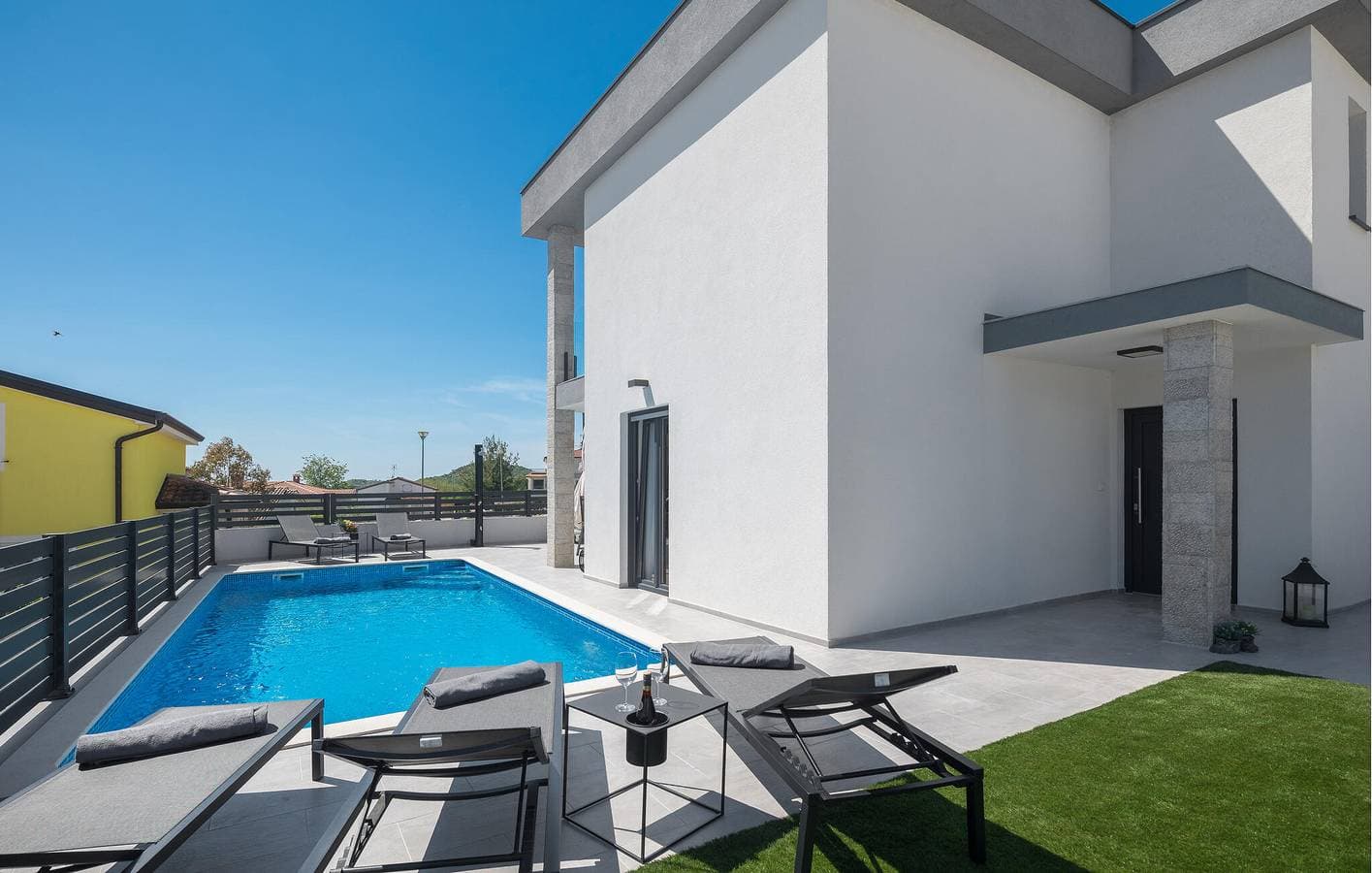 Foto 8 von 36: Geräumige 1-Zimmer-Wohnung mit Pool und Terrasse in der Nähe des Stadtzentrums von Kadumi