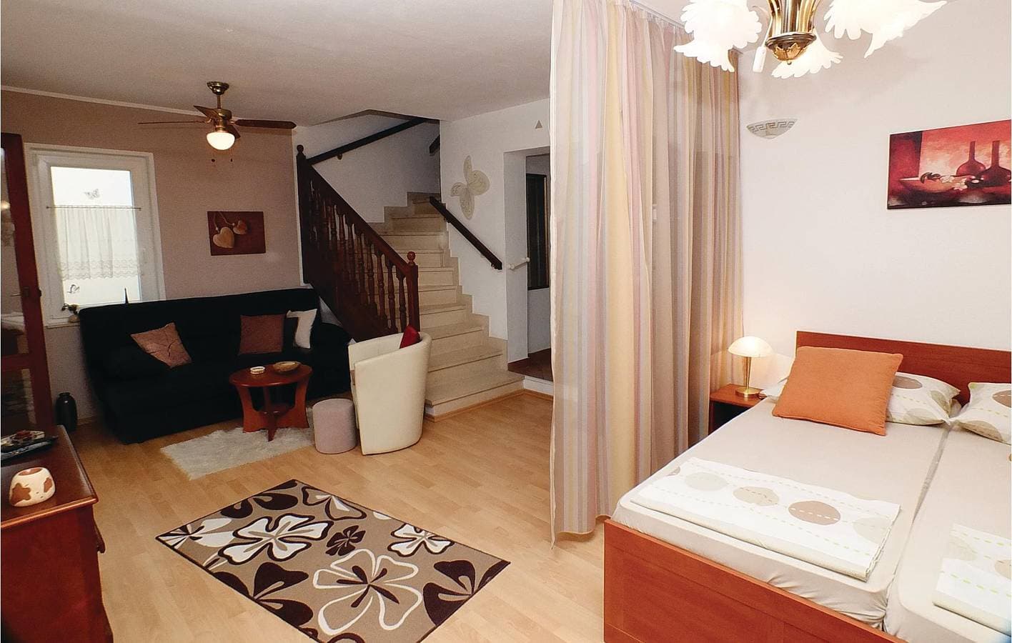 Foto 12 von 19: Gemütliche Ferienwohnung mit Terrasse, Parkplatz und WLAN in der Nähe des Strandes Uvala Bočići