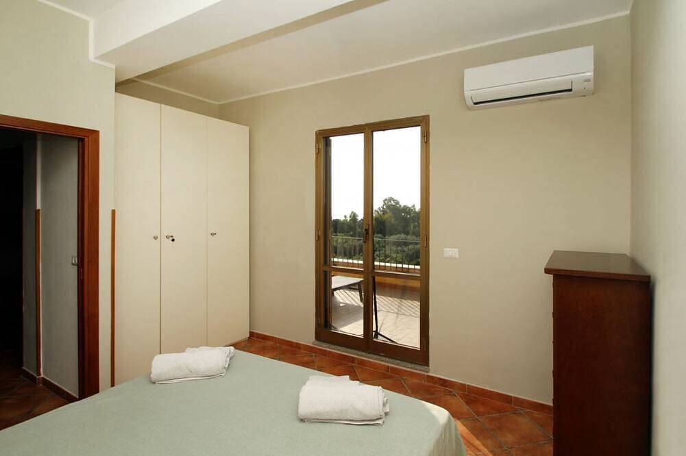 Foto 3 von 25: Giardino al Mare di Anna ist eine Wohnung im dritten und letzten Stock eines alten Herrenhauses, umgeben von der Landschaft der Piana di Caronia und nur wenige Schritte vom Meer entfernt.Die Unterkunft besteht aus einer großen Wohnküche mit Schlafsofa,
