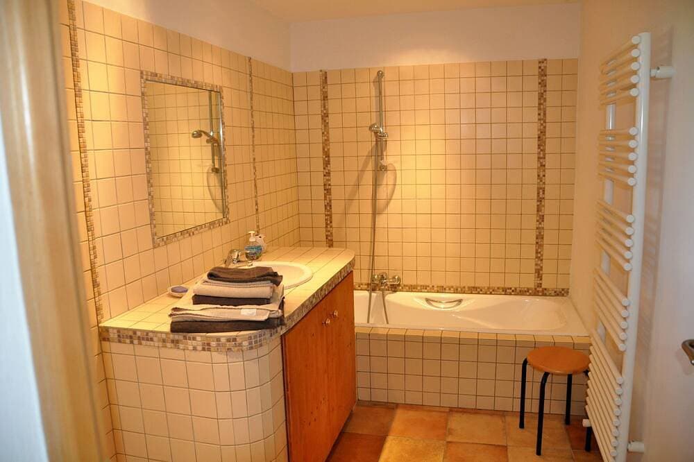 Foto 4 von 30: Familienfreundl. 3-Zi.-Whg. in 2-Familienhaus m. beheizbarem Pool und Bouleplatz