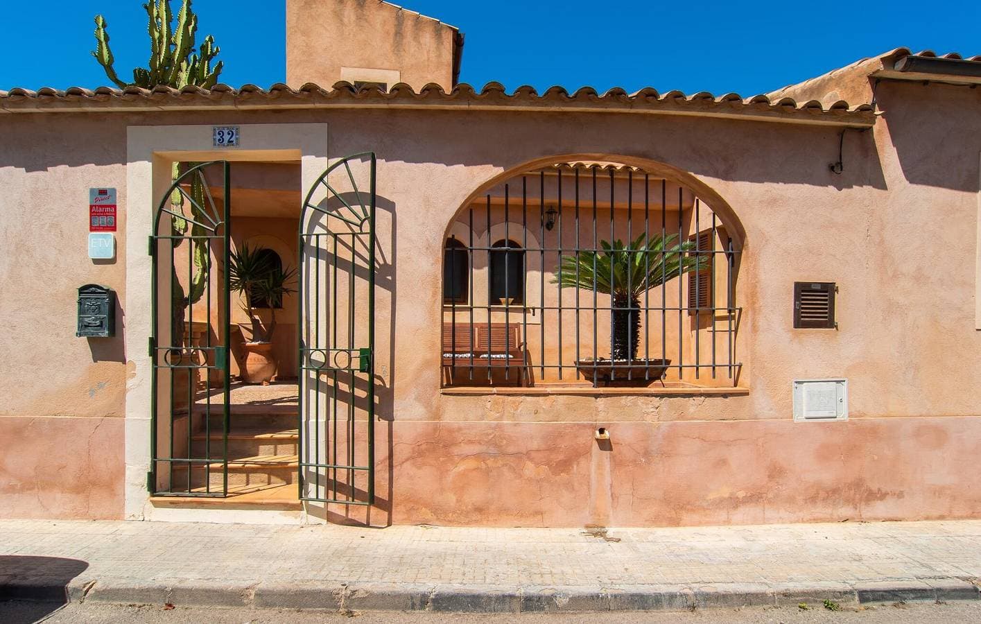 Rückzugsort am Meer mit Terrasse, Pool und Grill 2,5 km vom Strand Son Moll entfernt 1