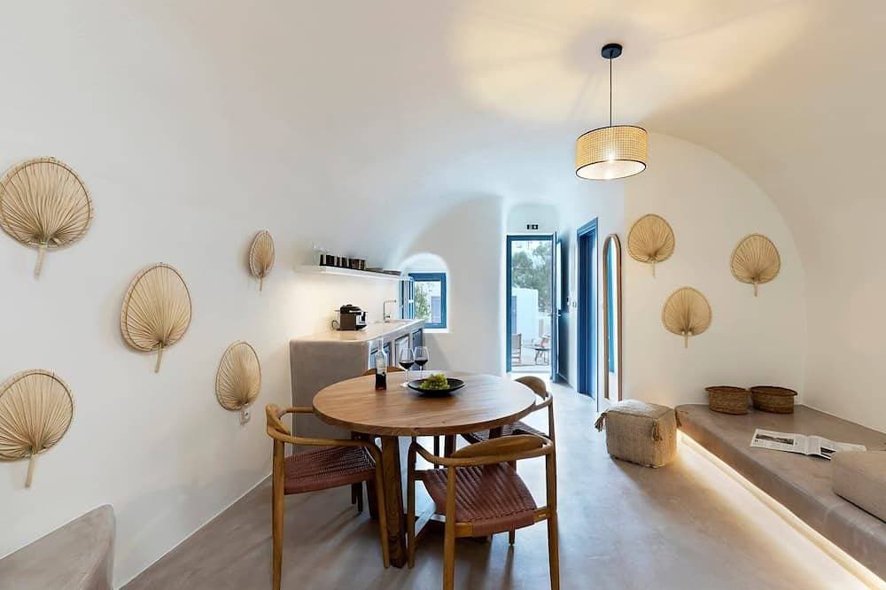 Foto 10 von 20: Amazing Santorini Suite | Ananke Suite | Private Hot Tub | Spacious Furnished.