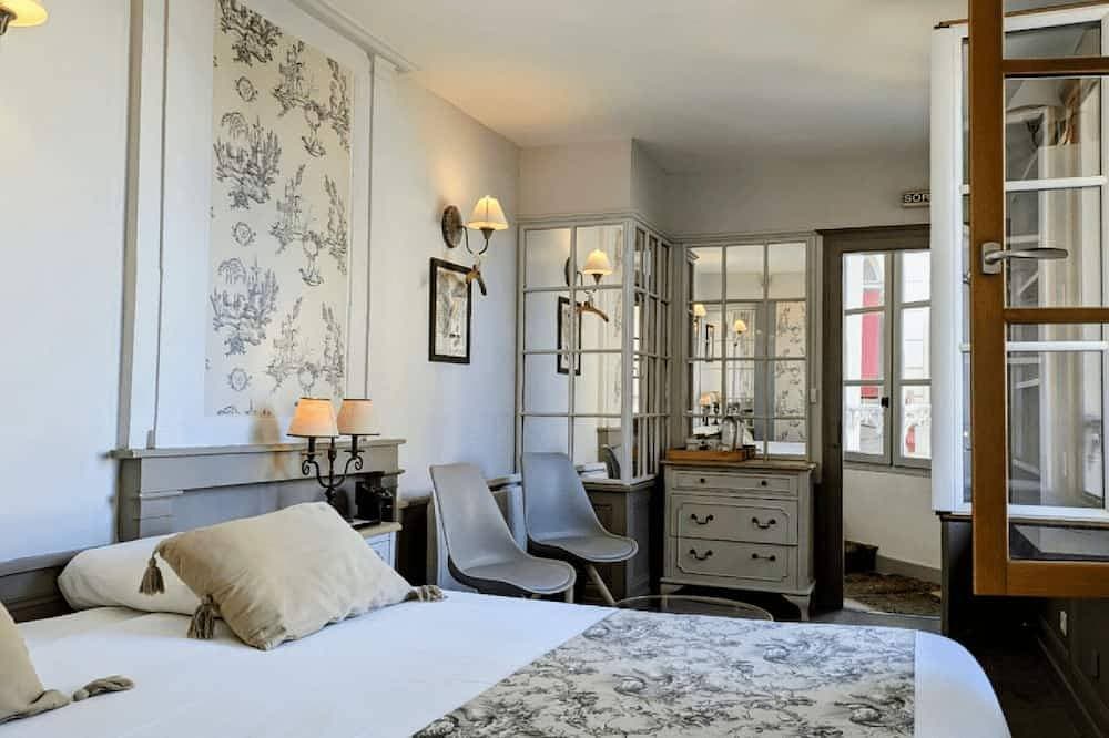 Foto 2 von 20: 3 guest rooms for 2 people perched in an unusual house