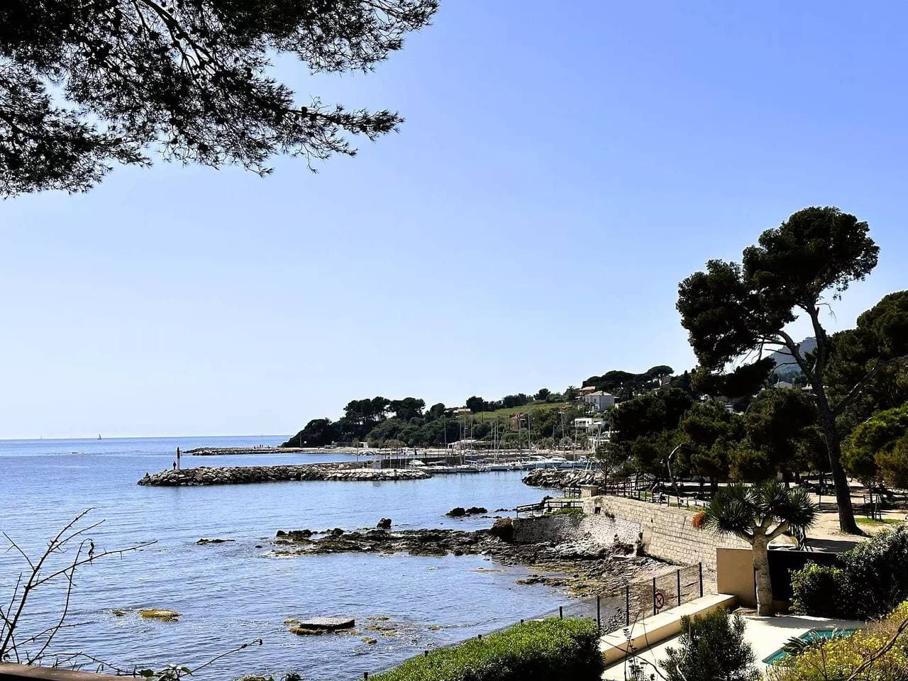 Foto 8 von 28: Klimatisiertes Apartment für 4 Personen mit Meerblick und Privatstrand in Carqueiranne