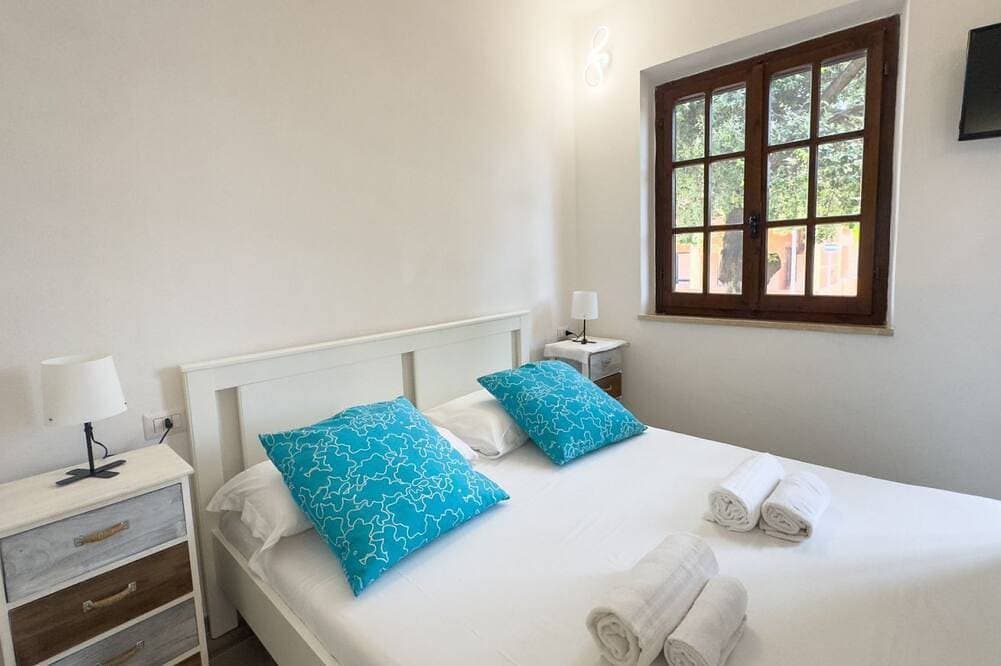 Foto 7 von 30: Dein entspannter Rückzugsort in Mandriola, nur wenige Schritte vom Meer entferntWillkommen im Apartment Corallo, einem gemütlichen Studio in Mandriola, nur 3 Gehminuten vom Strand entfernt. Ideal für alle, die einen erholsamen und komfortablen Urlaub