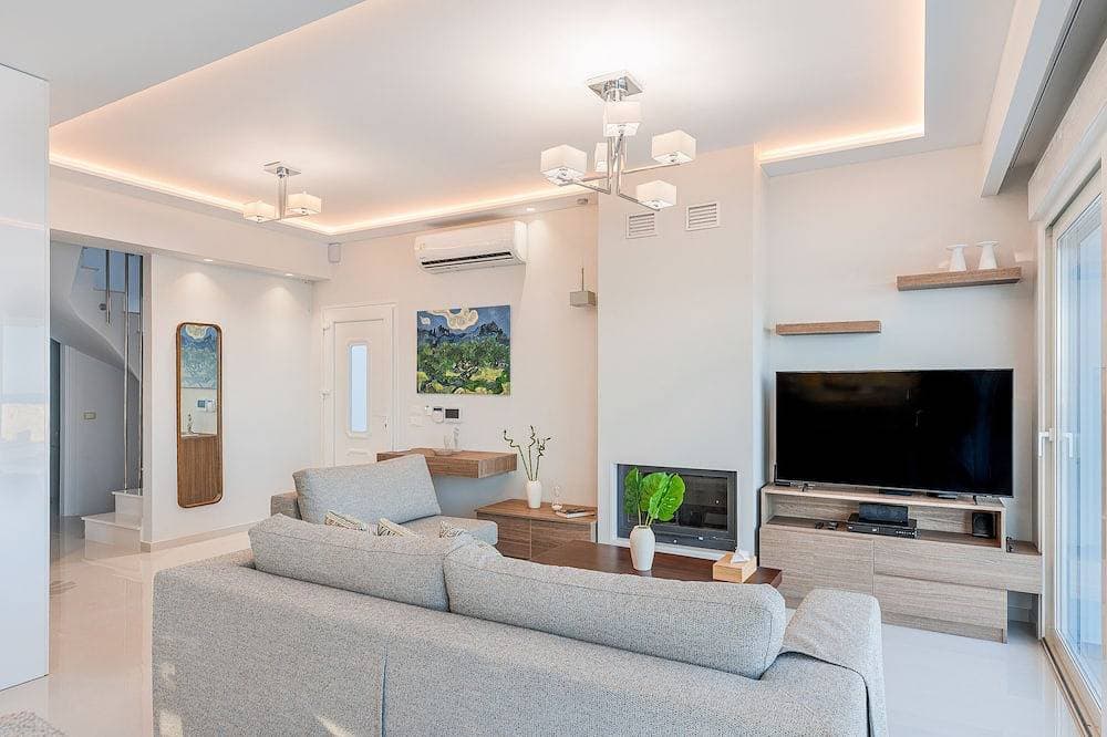Foto 9 von 30: Seafront brand new luxury villa, heating pool -ideal for families, free transfer