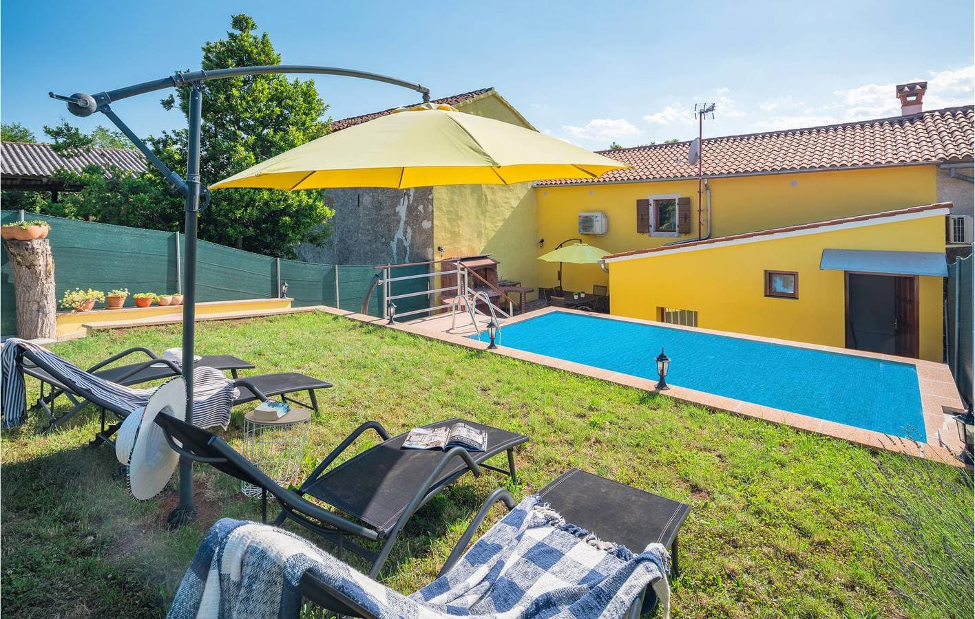 Foto 4 von 34: Geräumige 2-Zimmer-Wohnung mit Pool, WLAN und Parkplatz in der Nähe des Stadtzentrums von Sutivanac